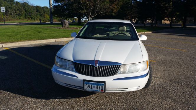 For Sale Beautiful WHITE 01 Lincoln Continental in Exellent Condition