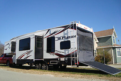 2010 KEYSTONE FUZION 35' 5TH WHEEL TOY HAULER 2S MINT CONDITION  2 AXLE RARE