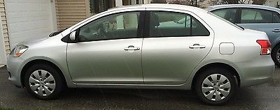 Toyota : Yaris Base Sedan 4-Door Base 1.5l sedan, silver with black interior