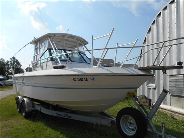 1989 Chaparral 23 Cabin