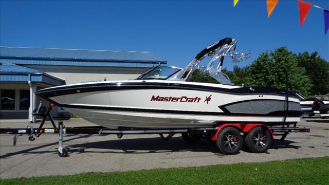 2016 Mastercraft ski boat X30