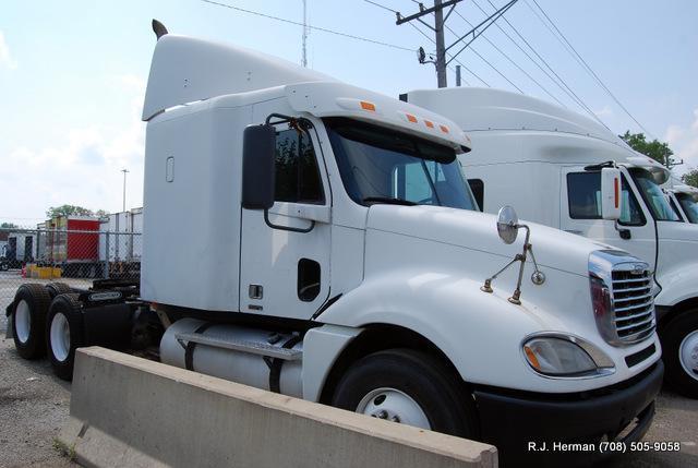 2009 Freightliner Columbia CL120 Tandem 58in Mid