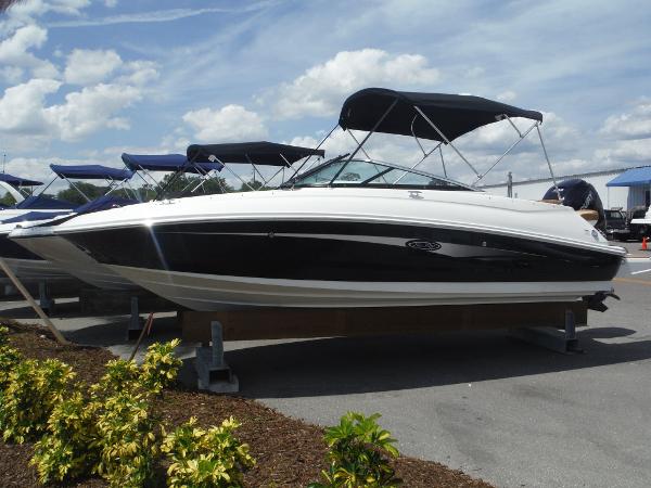 2015 Sea Ray 220 Sundeck Outboard