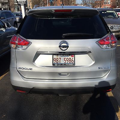 Nissan : Rogue Silver 2015 Nissan Rogue SV w/ Nav purchased new 8/31/15; 2500k; full warranty