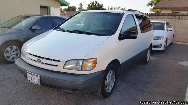 1999 Toyota Sienna LE