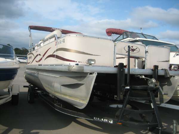 2003 Sweetwater 2221 SC