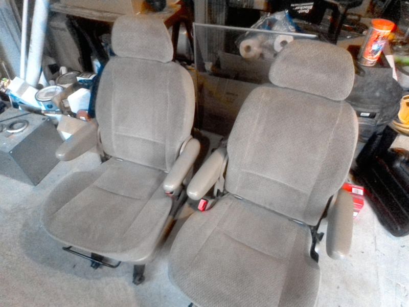 2003 Ford SE 4dr Minivan WINDSTAR Original MIDDLE CAPTAINS SEATS CHAIR