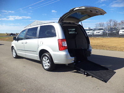 Chrysler : Town & Country TOURING 2011 chrysler town country touring handicap wheelchair van rear entry