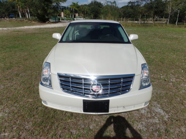 Cadillac : DTS 4dr Sdn DTS 2008 cadilac dts beautiful pearl white non smoker new michelin tires sharp