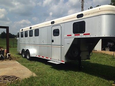 Aluminum horse trailer