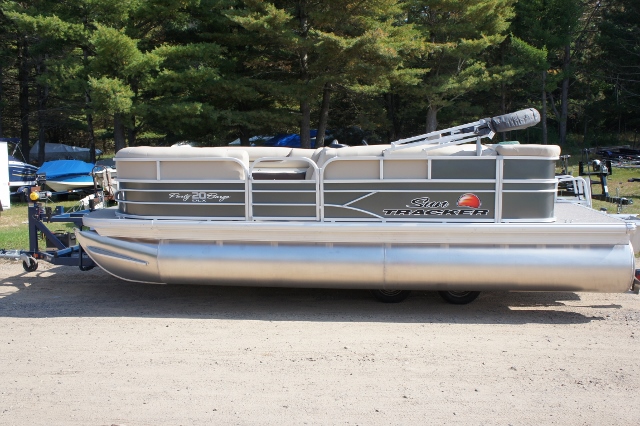 2016 Sun Tracker 20' Party Barge