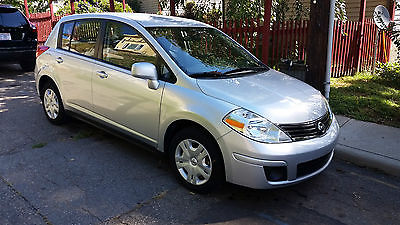 Nissan : Versa S 2011 nissan versa 5 door hatchback silver only 26 000 miles excellent