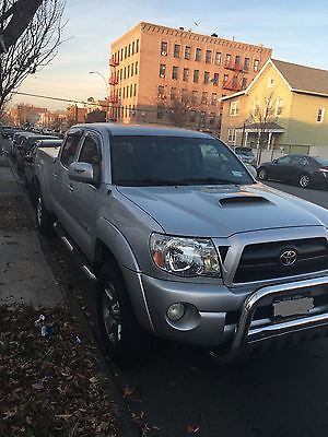 Toyota : Tacoma 2006 silver toyota tacoma trd sport with hard cover great condition