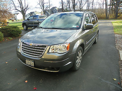 Chrysler : Town & Country Touring 2009 chrysler town and country loaded leather 4.0 litre dvd entertainment system
