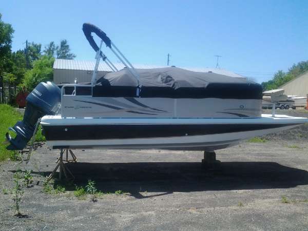 2015 HURRICANE BOATS FD 216F OB