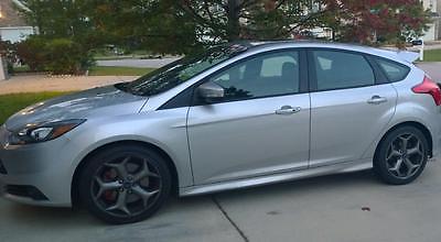 Ford : Focus ST3 Full leather heated recardo seats; Sony sound system, moon roof, red brakes