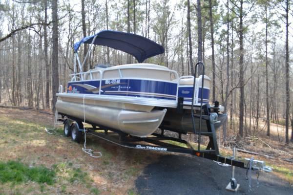 20' 2014 Sun Tracker DLX Party Barge