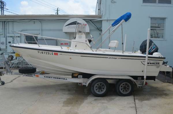 1999 Boston Whaler 17 OUTRAGE CENTER CONSOLE