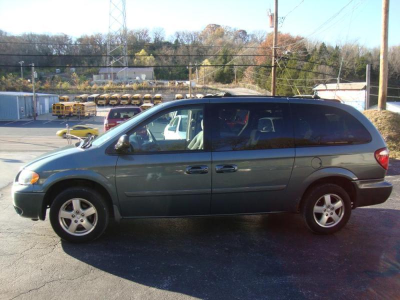 2005 DODGE GRAND CARAVAN SXT W/ STOW AND GO 7 PASS. CLEAN CARFAX!