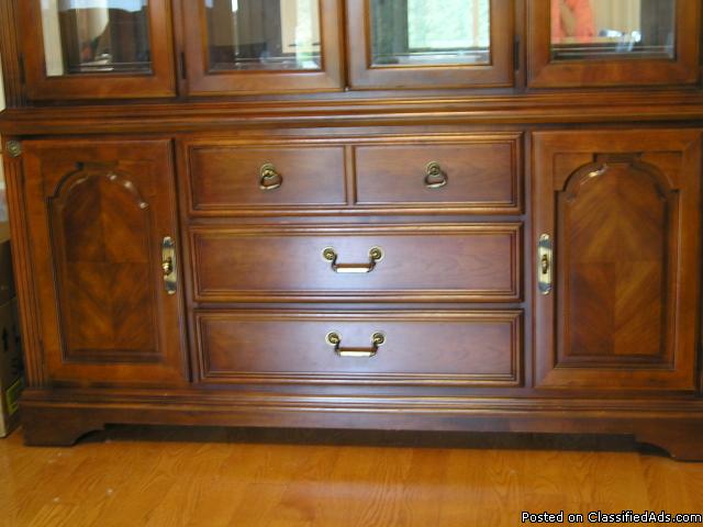 Georgeous Stanley Furniture China Hutch, 1