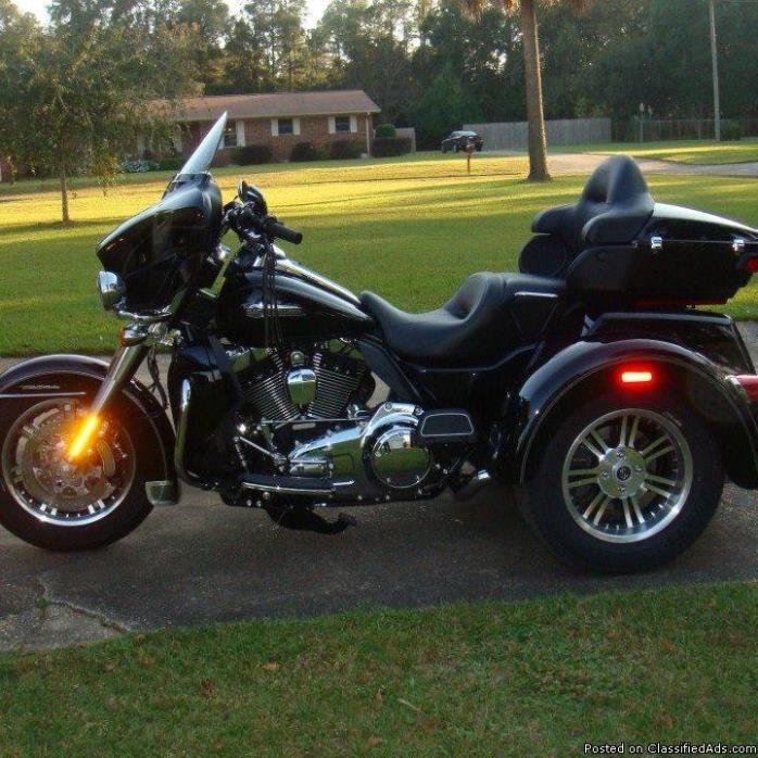 2014 TriGlide Motorcycle: Black, perfect, 3800 miles.