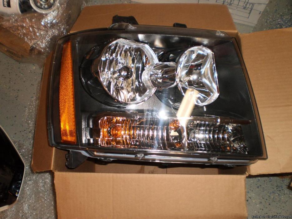 NEW OEM GM NOS Headlight Chevy Tahoe 2007-2013 RIGHTSIDE PASSENGER, 0