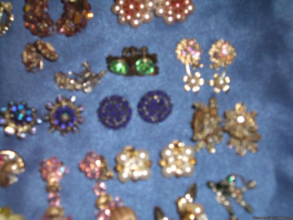 Lot of vintage Beautiful Clip Earrings, 2