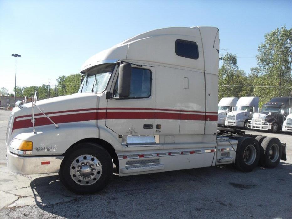 2003 Volvo Vnl  Conventional - Sleeper Truck