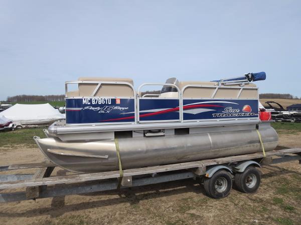 2015 Sun Tracker Party Barge 16 DLX