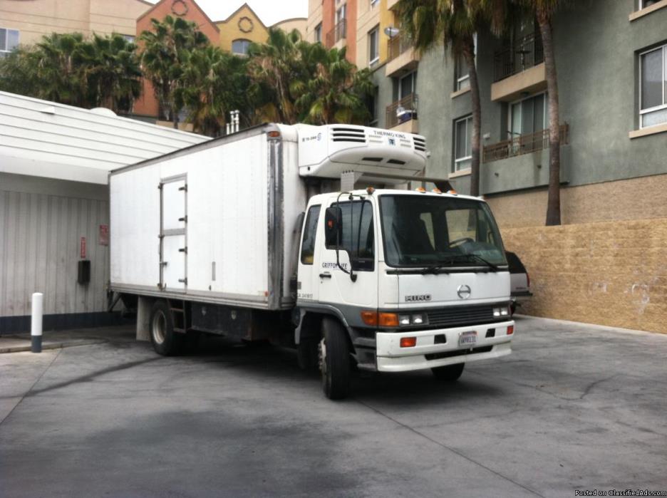 Hino 20' Refrigerated w/liftgate