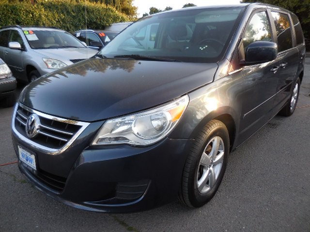 2009 Volkswagen Routan SE Minivan 4D