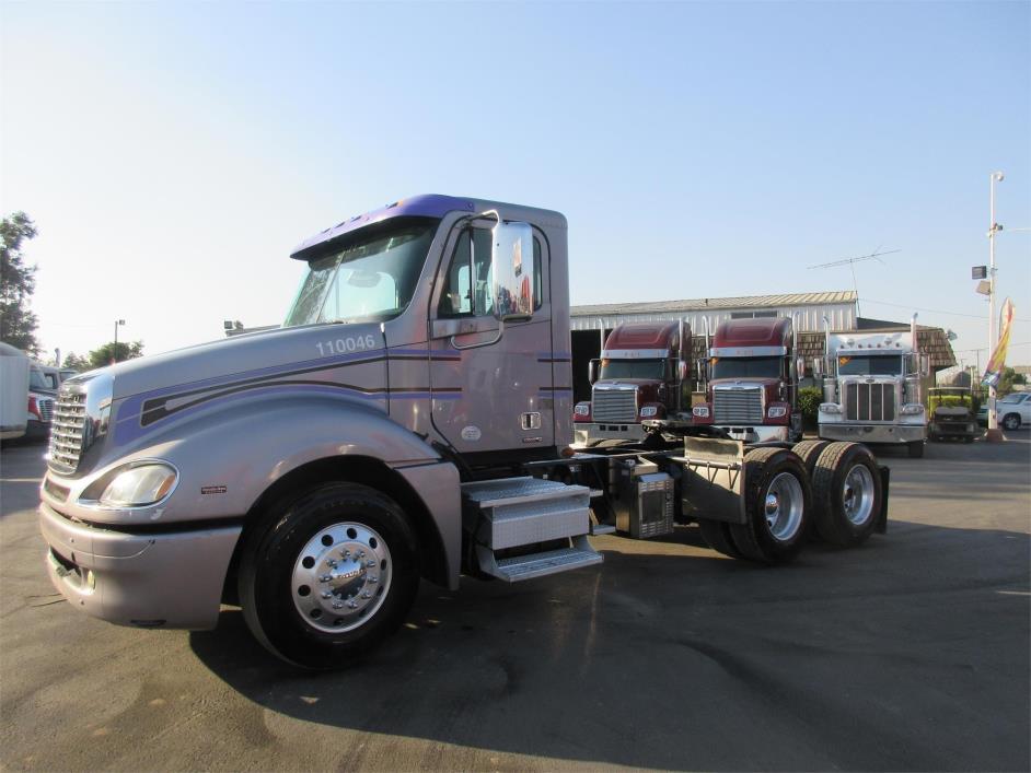 2010 Freightliner Columbia 120  Conventional - Day Cab