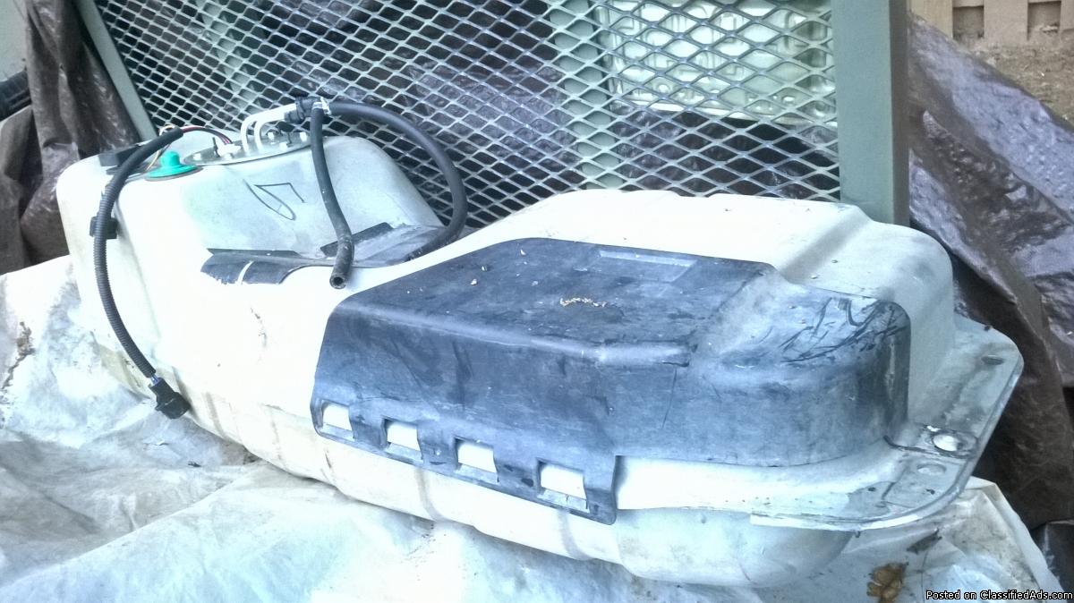 1998 Ford Explorer 4.0 OHV engine parts and fuel tank, 2