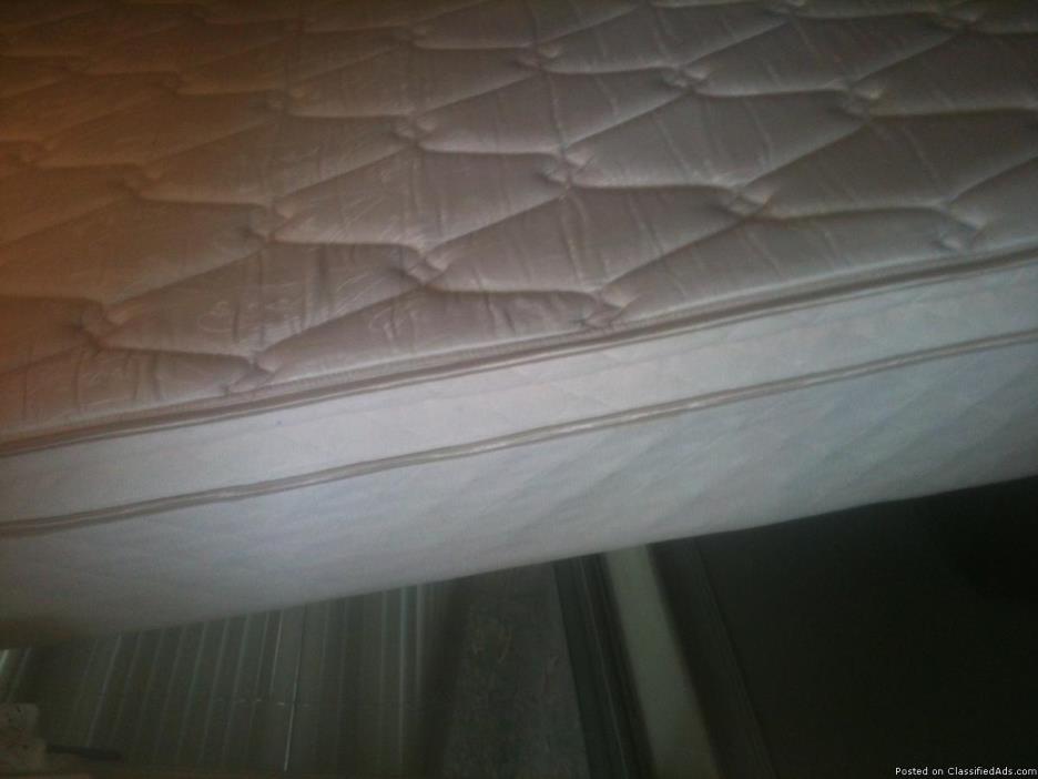 Queen mattress/foundation set very clean, pick up only Location Gautier, Ms...., 1