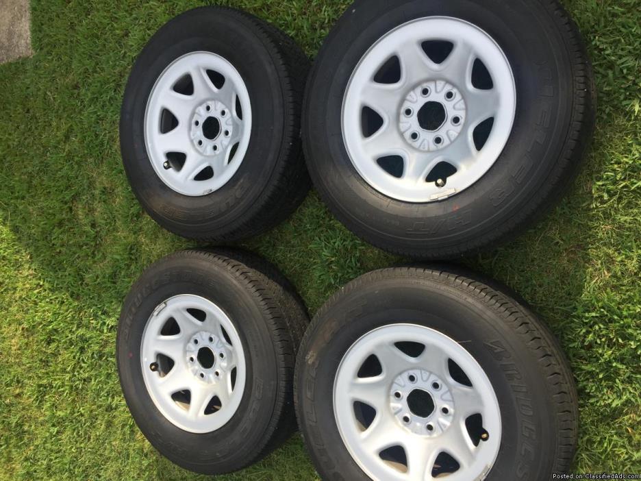 Chevrolet Silverado 1500 tires and stock rims