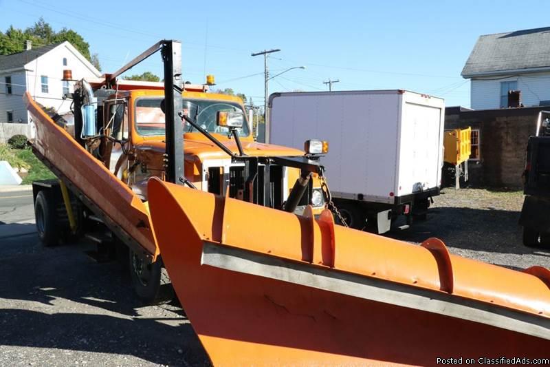 1991 International 2574 COMMERCIAL PLOW TRUCK! Delivery available! ONLY 112,095...