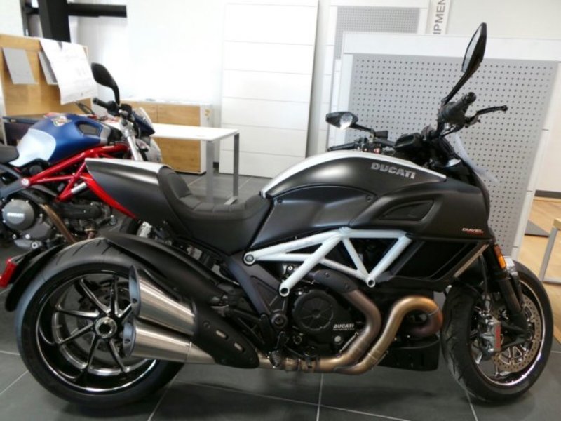 2015 Ducati Diavel Carbon Star White and Matt Carbon