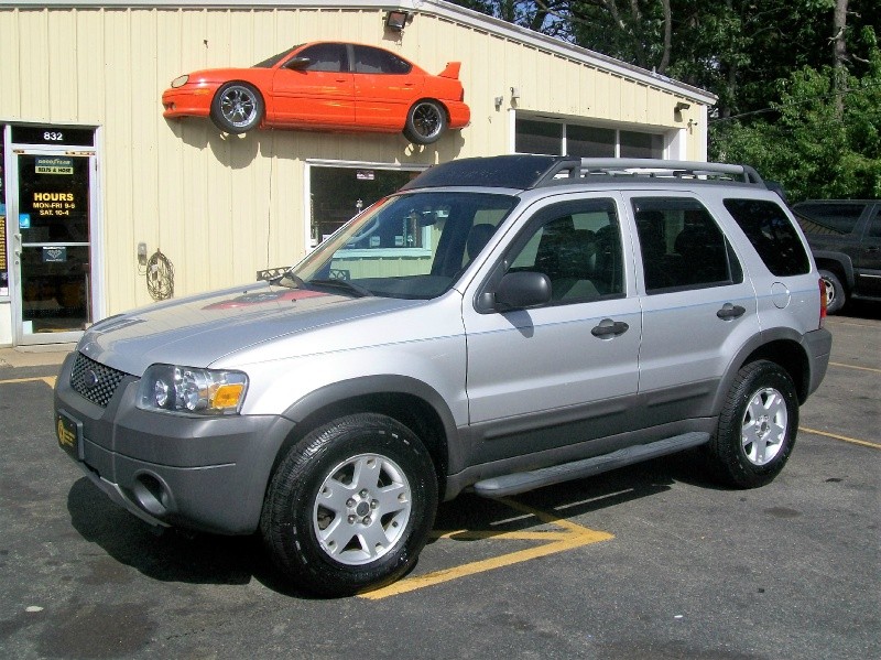 ***2005 Ford Escape XLT 4X4 ONLY 129K 90 Day Warranty ***