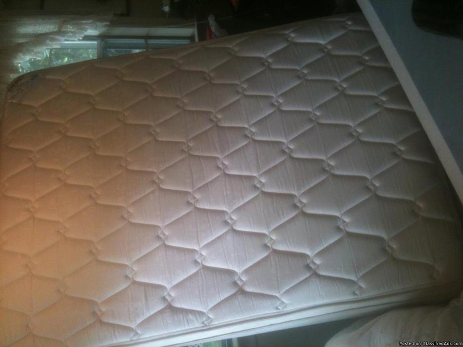 Queen mattress/foundation set very clean, pick up only Location Gautier, Ms...., 2