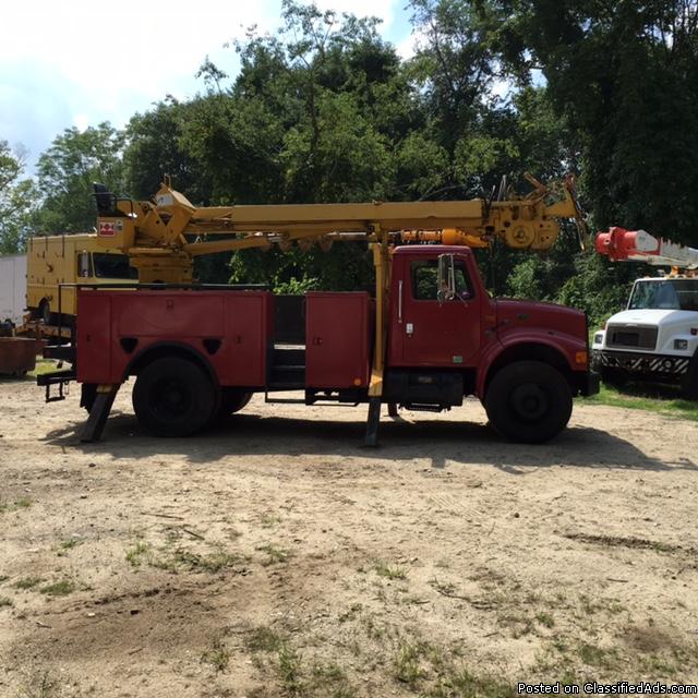 01 International Digger Derrick with Low Miles, 1
