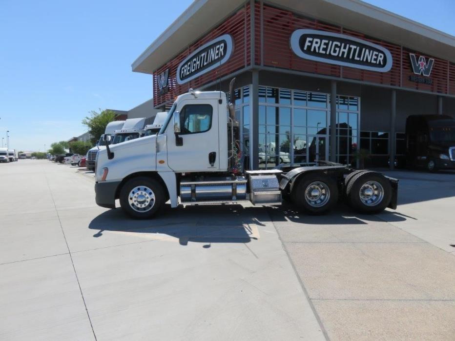 2010 Freightliner Cascadia 125  Conventional - Day Cab