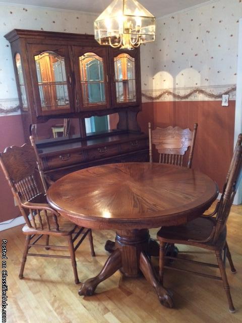 Beautiful 8 piece Dining Room Set and Hutch, 0