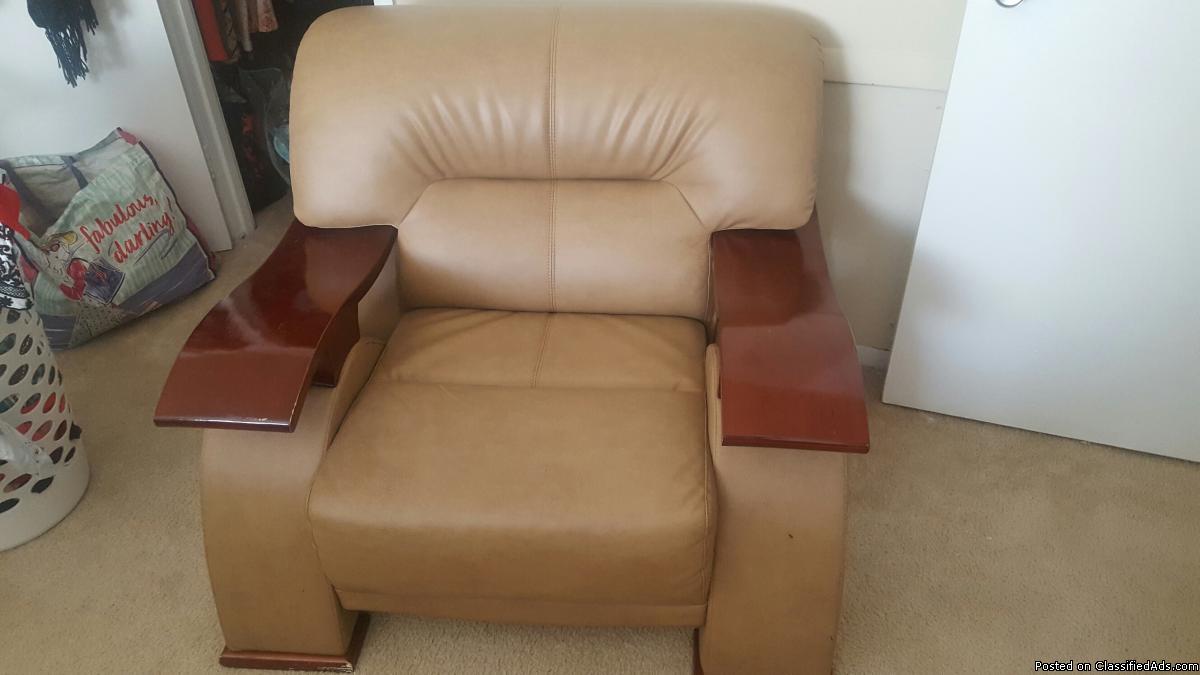 NEED TO SELL ASAP- LEATHER COUCH AND CHAIR - $250 (Largo), 0