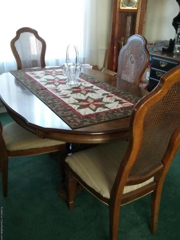 Furniture - Dinning Room Table w/4 chairs