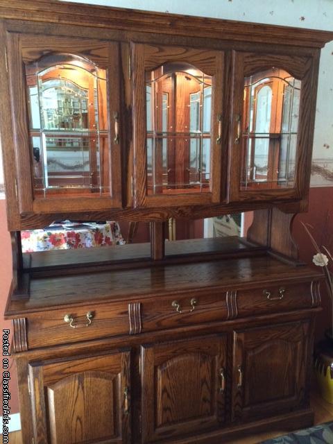 Beautiful 8 piece Dining Room Set and Hutch, 1