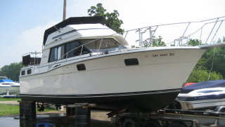 1983 Carver 3207 Aft Cabin