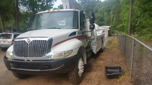 2002 International 4400 466 DT Tire Hand Boom Truck