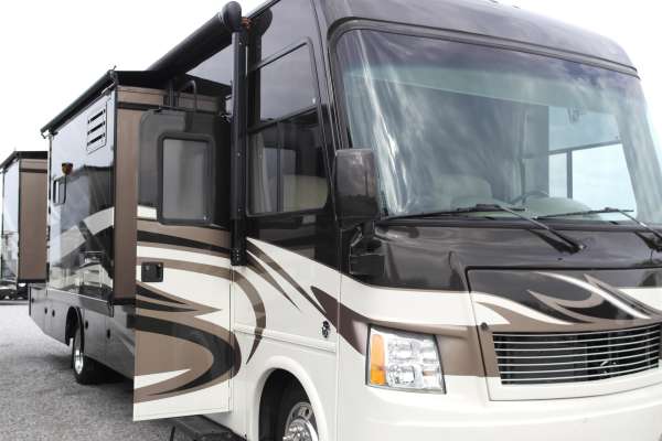 2013  Challenger by Thor Motor Coach  37DT