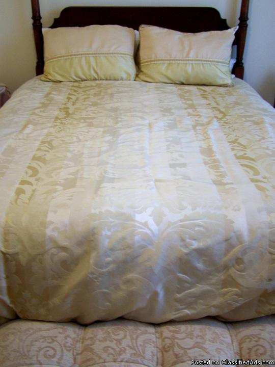 Queen Sized Gold Comforter Set