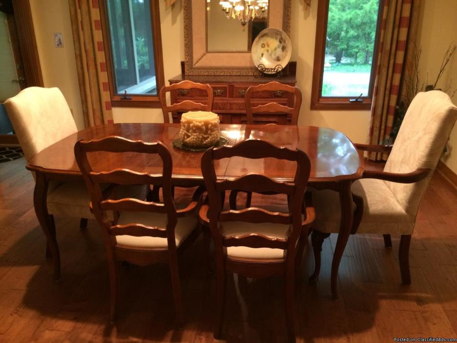 Dining table and 6 chairs, 0